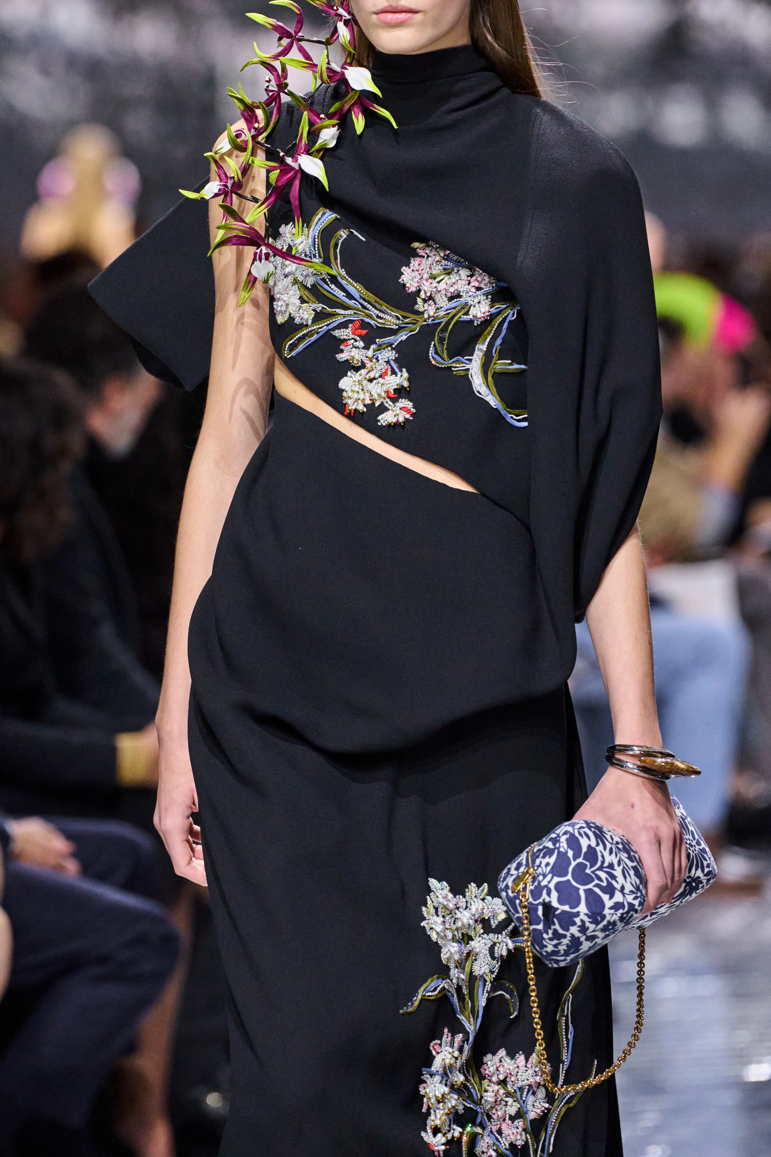 Dior знову робить трендовими незвичайні сумки.
0