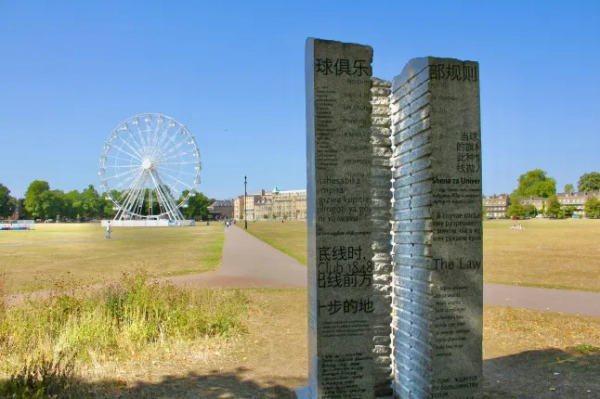 Монумент з футболу в Кембриджі, на задньому плані парк Паркерс-Піс та колесо огляду «Велике колесо Кембриджа».