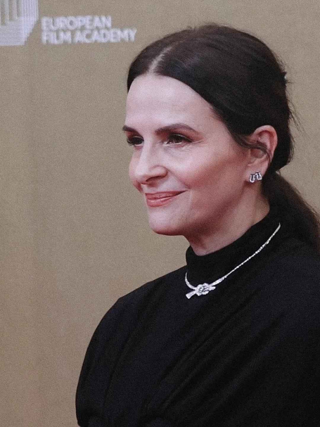 Чому ніжний макіяж погляду Жульєт Бінош – найбільш вдалий вибір після півстолітнього віку.
1