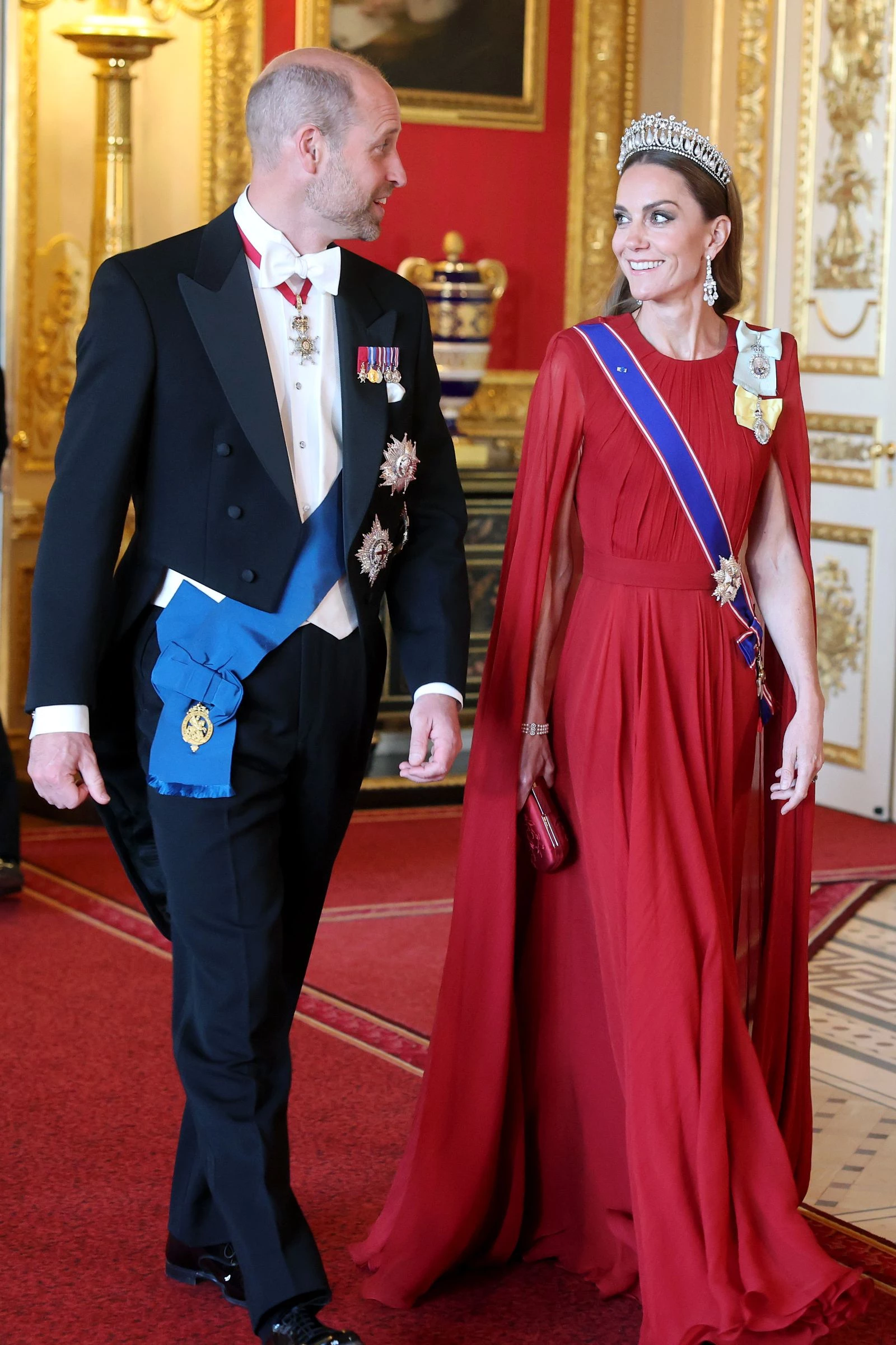 Для державного банкету на честь президента Франції у Віндзорському замку вона обрала бордову сукню з накидкою від Sarah Burton for Givenchy3