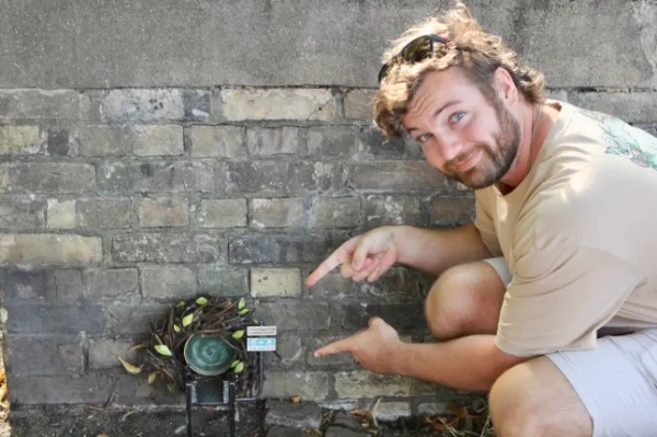 Джед Бредлі вказує на художню інсталяцію Ride and Park Dinky Door у будинку Ісуса Грін-Лок, Кембридж, Англія