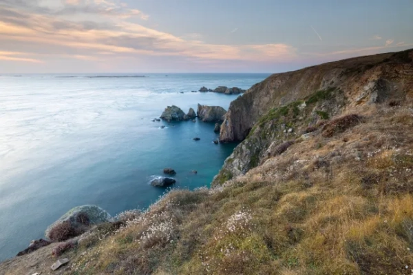 Вражаючі скелі Олдерні з видом на Ла-Манш.