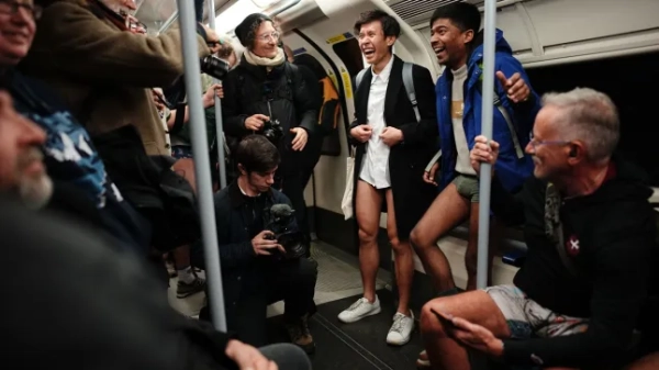 Пасажири лінії Джубілі беруть участь у щорічній поїздці на метро без штанів у Лондоні. Дата фото: неділя, 12 січня 2025 року. Фото PA. Автор фото: Aaron Chown/PA Wire
