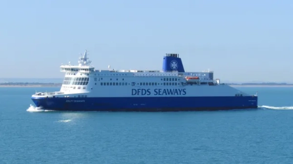 Пором DFDS Seaways перетинає Ла-Манш під блакитним небом.