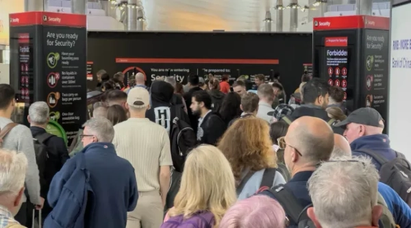 Сьогодні вранці в терміналі 2 аеропорту Хітроу утворилися великі черги, багато хто з них прямує до Німеччини на перший матч збірної Англії на Євро-2024, який відбудеться в неділю. Очікується, що на перший матч до Німеччини приїдуть 40 000 вболівальників збірної Англії, багато з яких не матимуть квитків. Черги в аеропорту Хітроу перед Євро-2024, Лондон.