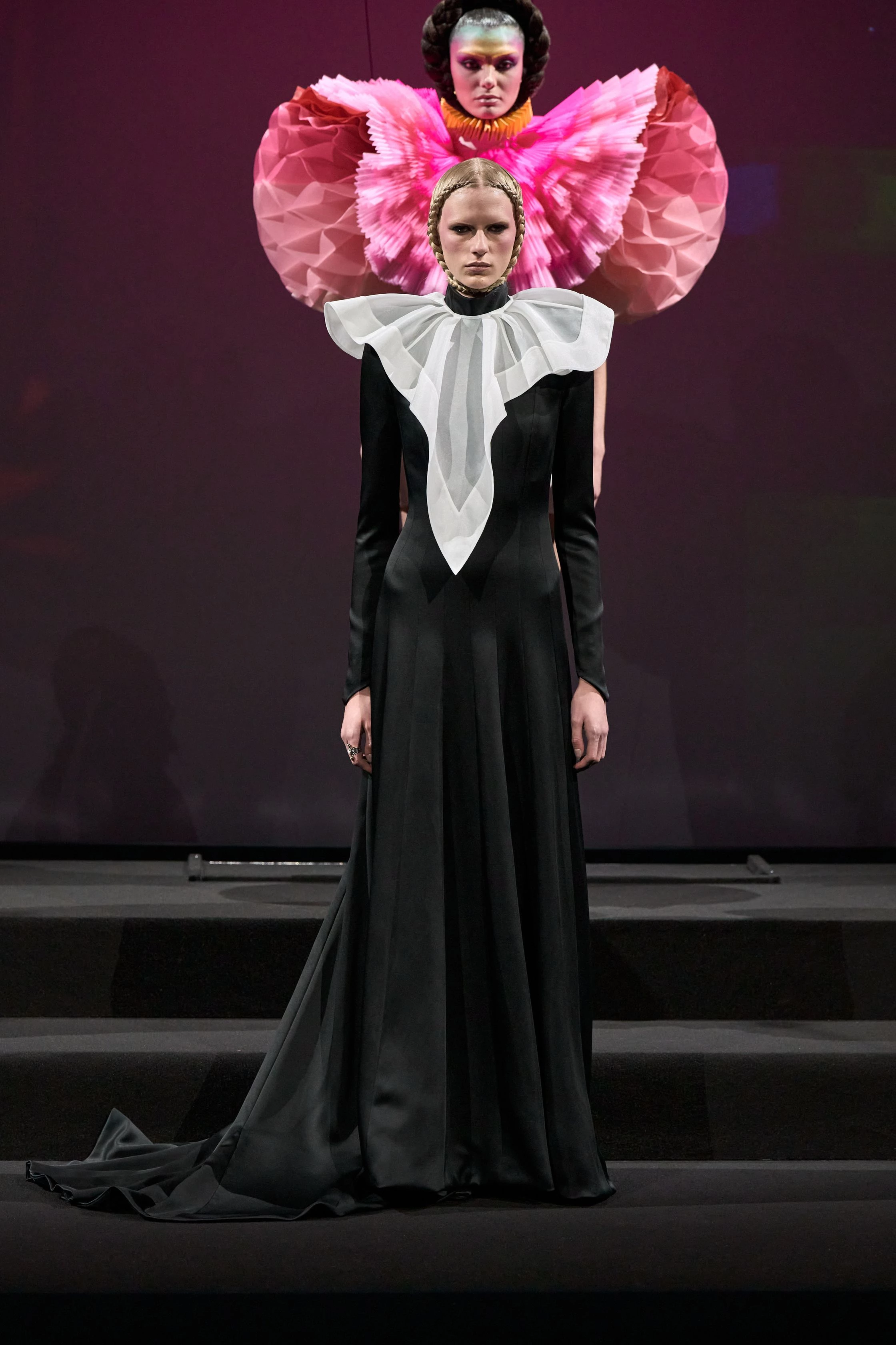 Високо вгору: Viktor & Rolf презентують свіжий кутюрний показ
0