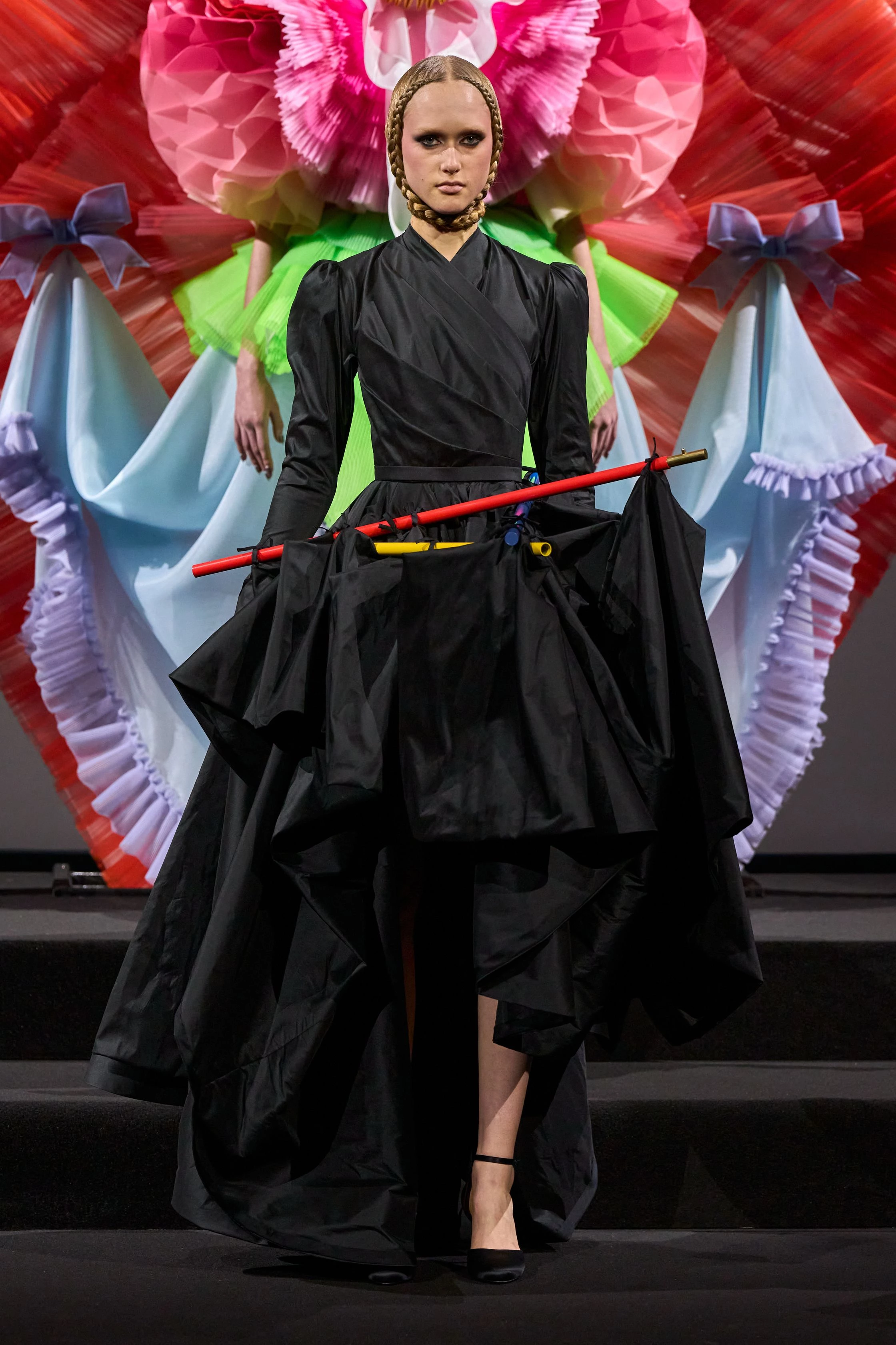 Високо вгору: Viktor & Rolf презентують свіжий кутюрний показ
7