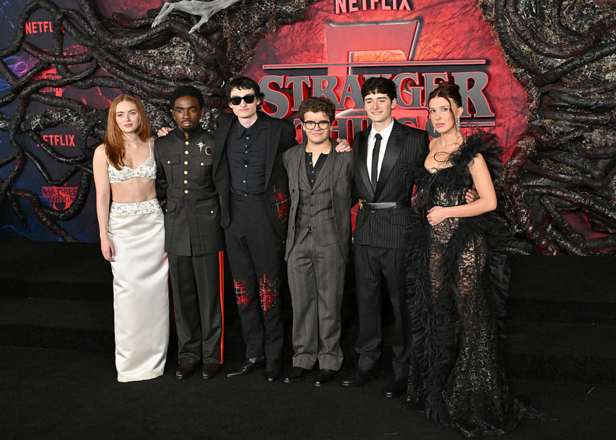 Актори "Дивних див": як змінилася їх зовнішність за десятиліття зйомок.
2