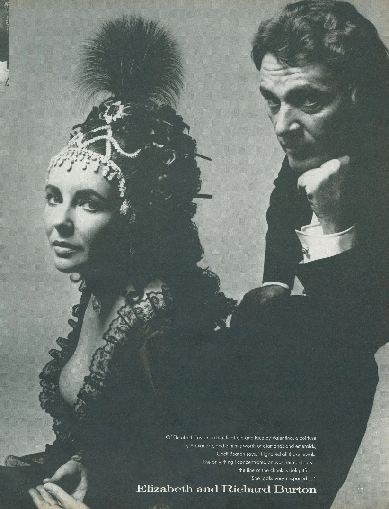 Річард Бертон з Елізабет Тейлор — у вбранні з чорної тафти та мережива від Valentino та з коштовностями на цілий статок — діамантами й смарагдами. Фото: Сесіл Бітон, Vogue, 15 січня 1972 року1