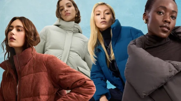 Група жінок у пуховиках різних кольорів