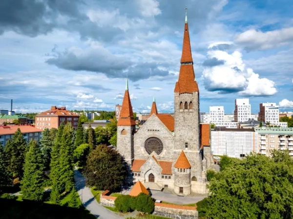 Тамперейський собор у місті Тампере влітку. Вид з дрона. Тамперейський собор - фінський Тампереен Туоміокіркко, шведський Таммерфорс Домкирка. Тамперейський собор - церква Святого Івана - у стилі національної романтичної архітектури, побудований між 1902 і 1907 роками. Зшите фото з DJI Mavic 3 Pro. Тампере, Фінляндія, Північні країни, Скандинавія, Північна Європа.