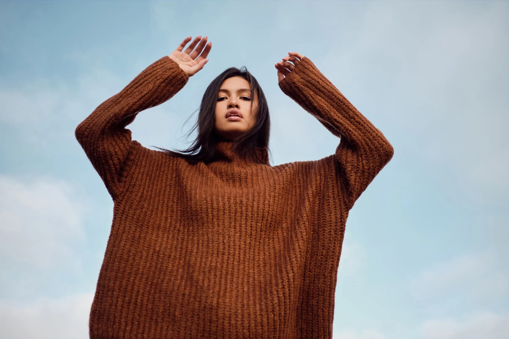 Об'ємні светри: модні способи поєднати з іншим одягом
0