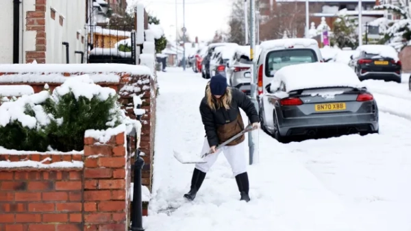 Сильний нічний снігопад у Харборні, Бірмінгем. 9 січня 2025 року. // Британці стикаються зі значними перешкодами в перевезеннях літаками, поїздами та дорогами через шторм Горетті, який спричиняє хаос по всій країні. Десятки тисяч будинків залишилися без електроенергії. Фото опубліковано 01.09.2026.