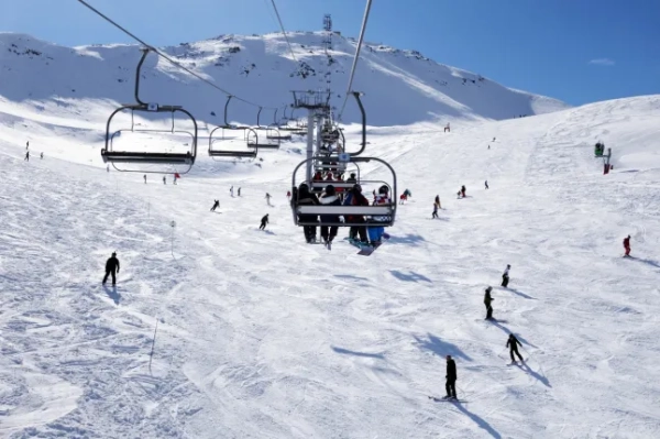 Крісельний підйомник на гірськолижному курорті Валлуар.