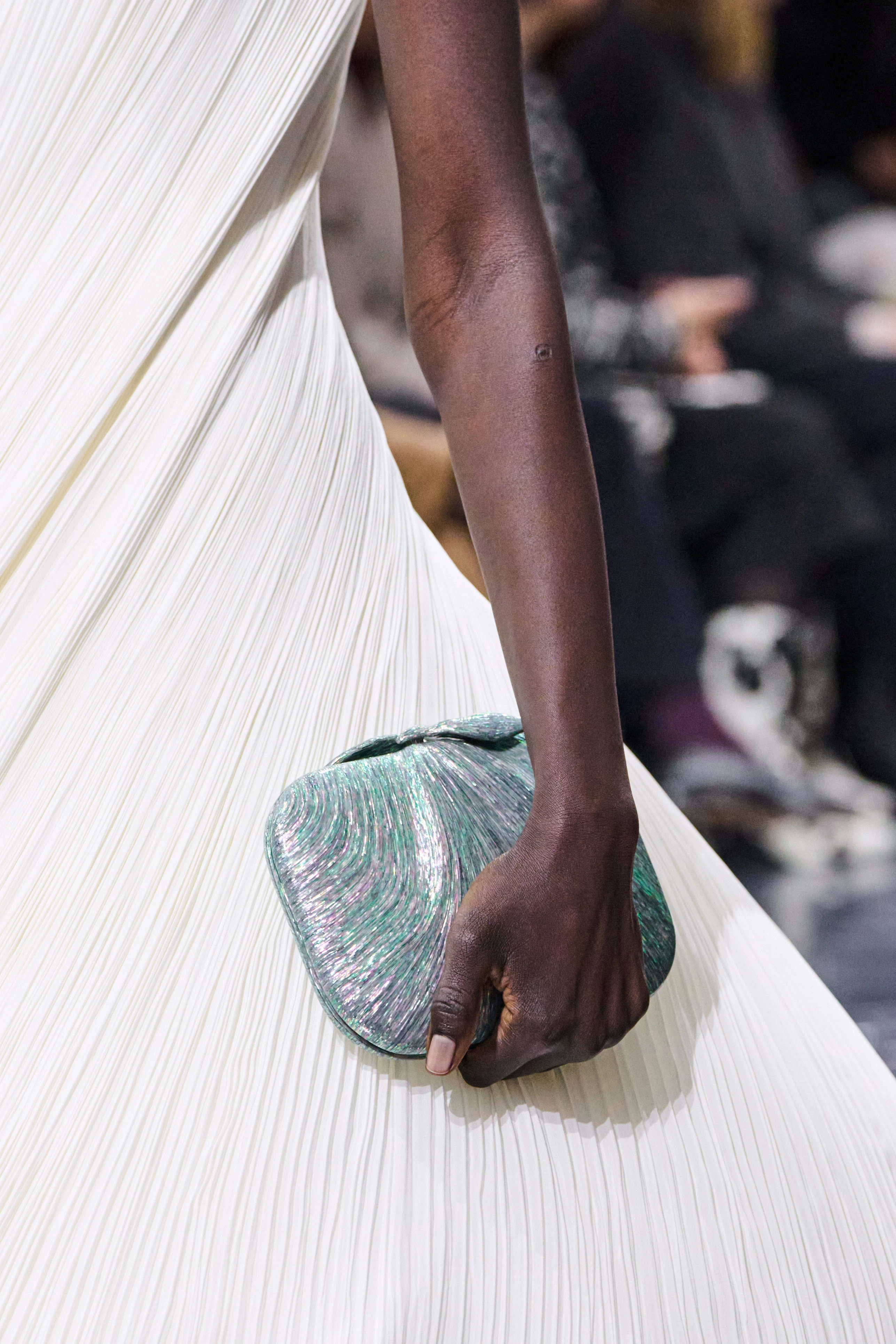 Dior знову робить трендовими незвичайні сумки.
10