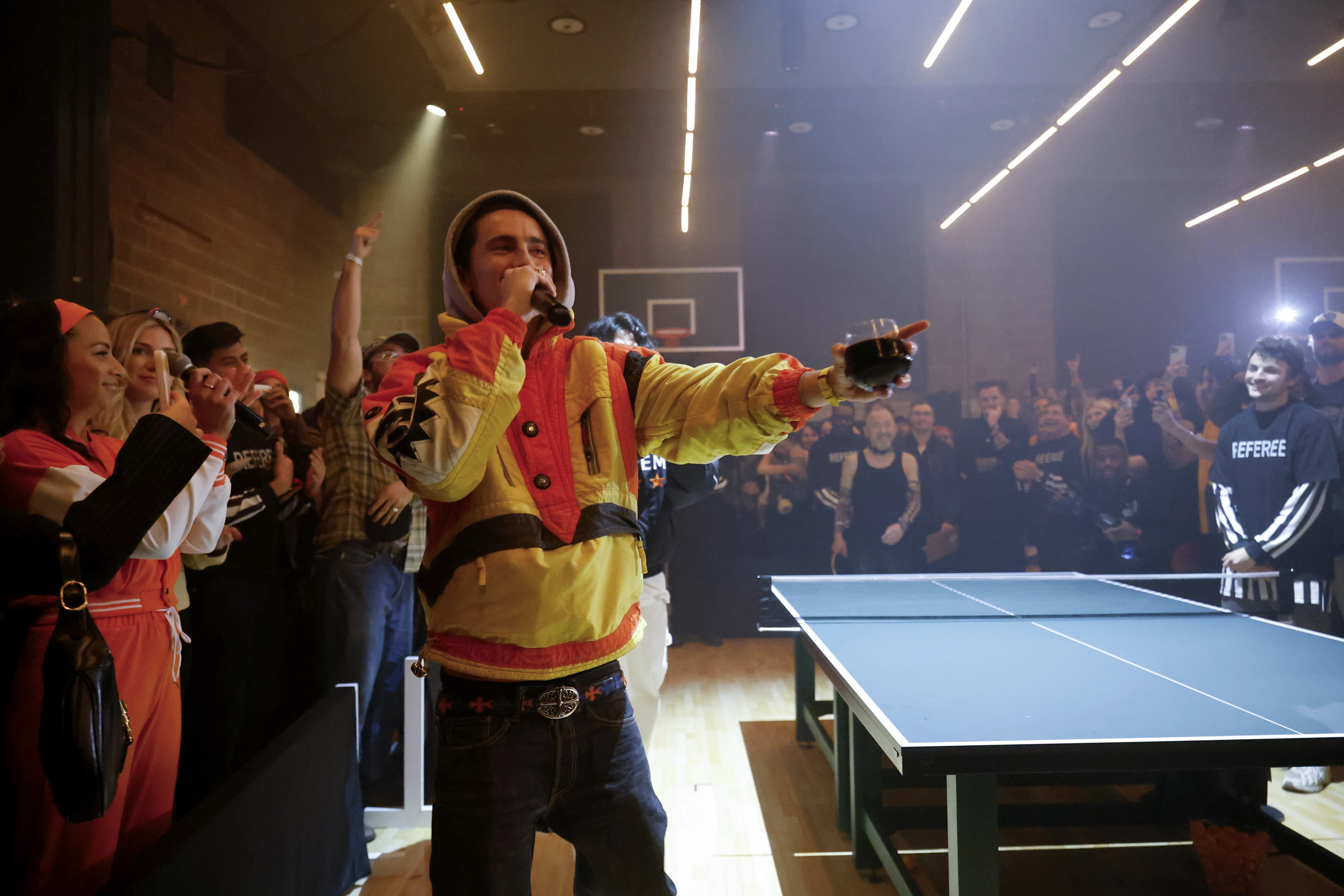 Тімоті Шаламе несподівано з’явився на The Marty Supreme Invitational — підпільному турнірі з настільного тенісу, організованому Airbnb в межах промокампанії фільму 4