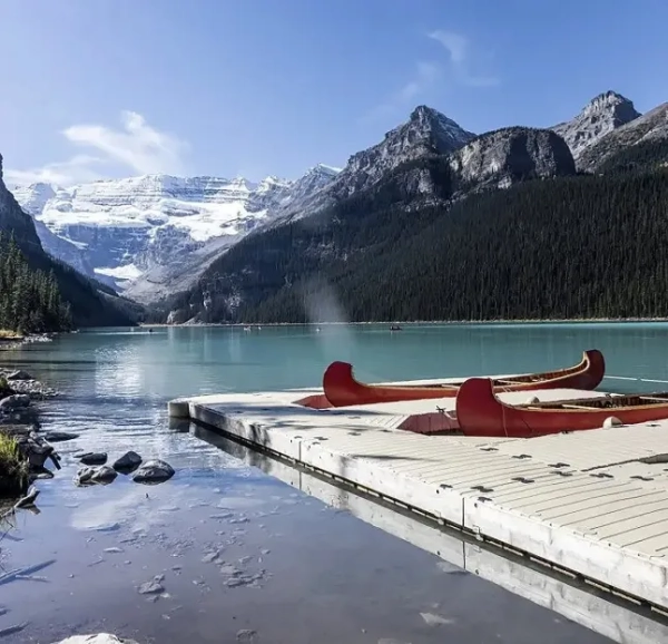 Озеро, оточене горами, в Канаді