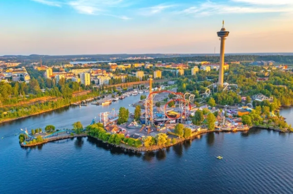 Вид з висоти пташиного польоту на парк розваг S??rkīnniemi в Тампере, Фінляндія.; Shutterstock ID 2471749603; замовлення_на_продаж: -; робота: -; клієнт: -; інше: