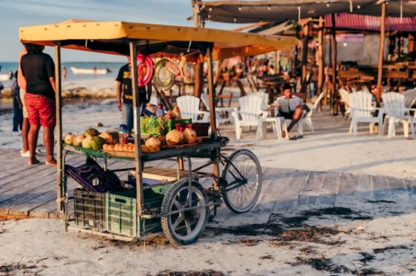 Острів Хольбокс, Мексика - 14 травня 2025 року: багато пляжних продавців використовують ці переобладнані велосипеди для продажу свіжих фруктів
