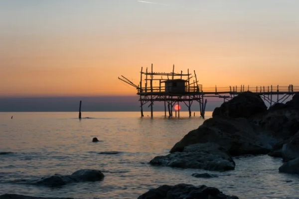 Силует трабукко на заході сонця, Пескара, Абруццо, Італія.