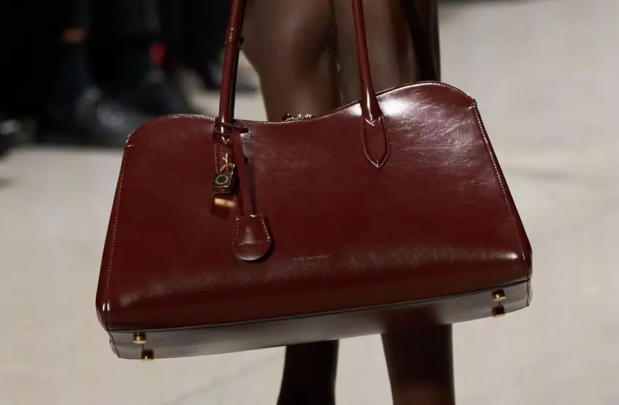 Біле взуття-човники знову в моді: найважливіше взуття 2026, що стане альтернативою чорним каблукам