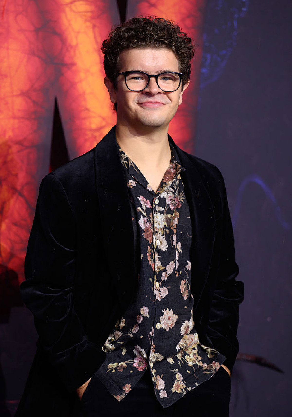 Актори "Дивних див": як змінилася їх зовнішність за десятиліття зйомок.
12