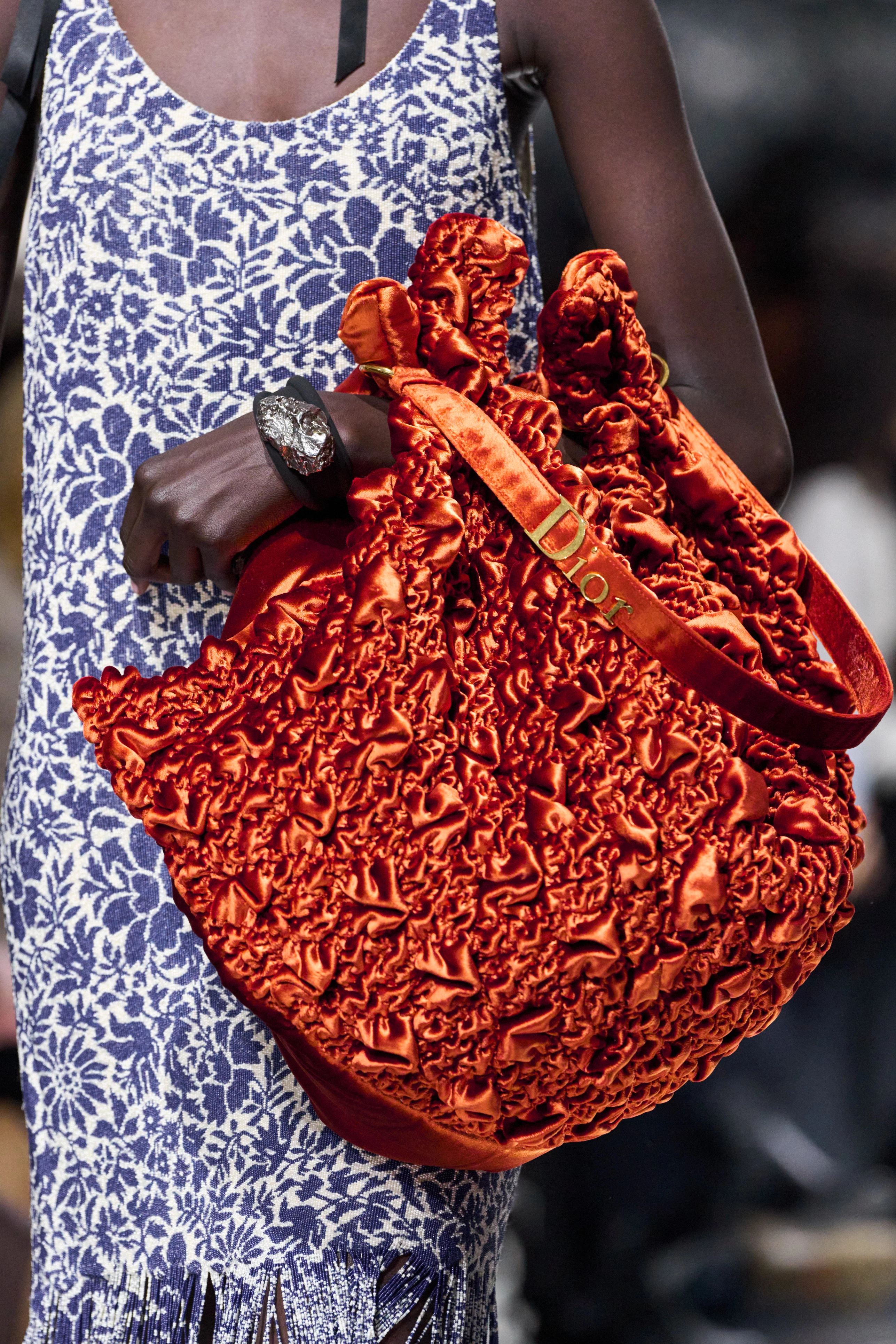 Dior знову робить трендовими незвичайні сумки.
18