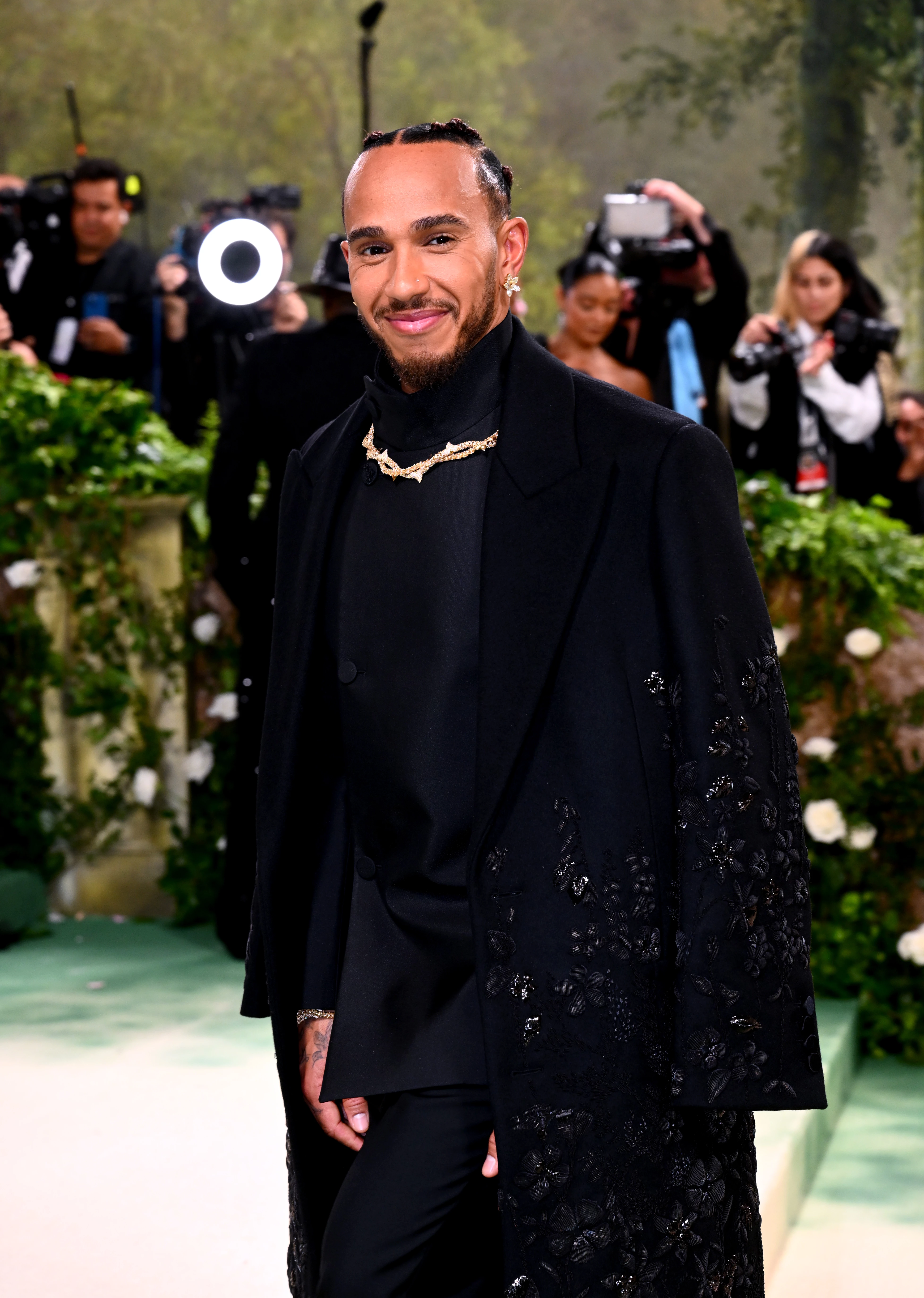 Льюїс Гамільтон під час Met Gala 20240
