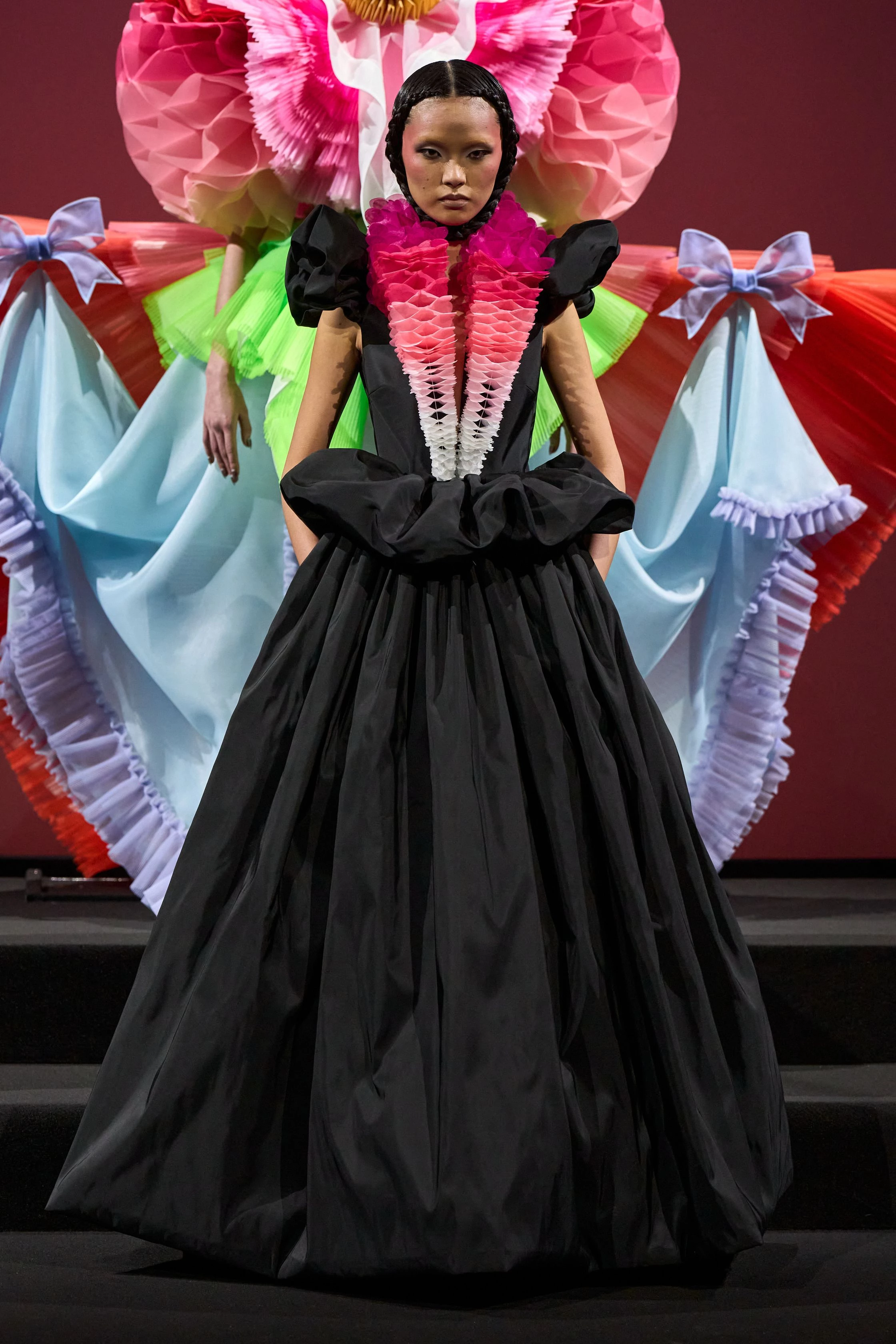 Високо вгору: Viktor & Rolf презентують свіжий кутюрний показ
5