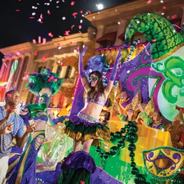 Люди святкують Марді Гра на курорті Universal Orlando у Флориді.