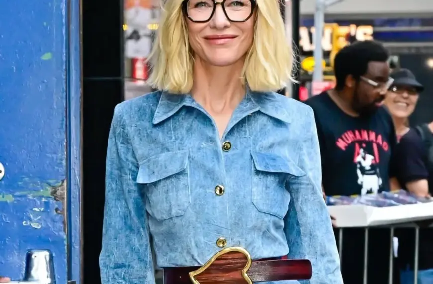 19 чудових зачісок для жінок 50+, які носять окуляри