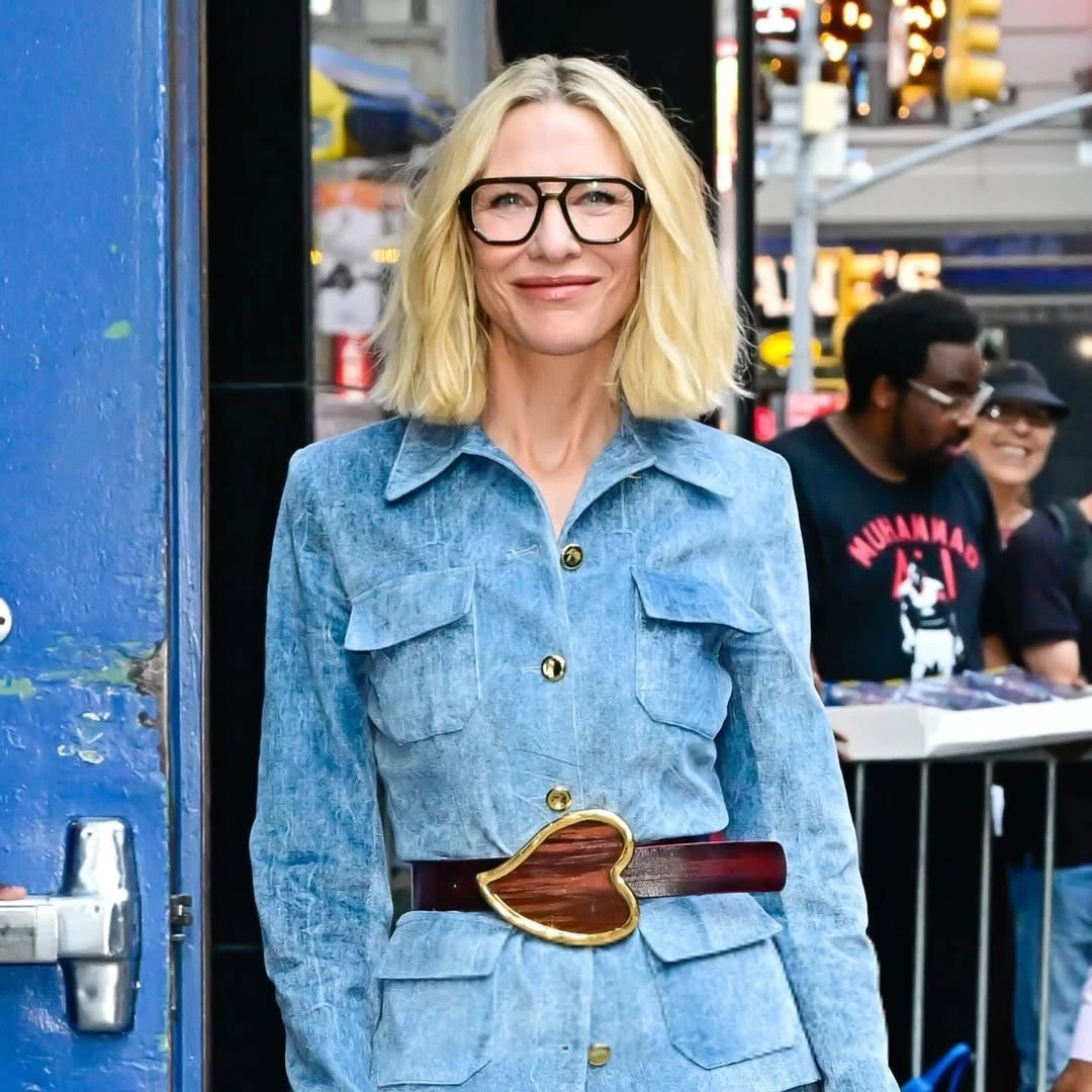 19 чудових зачісок для жінок 50+, які носять окуляри
0