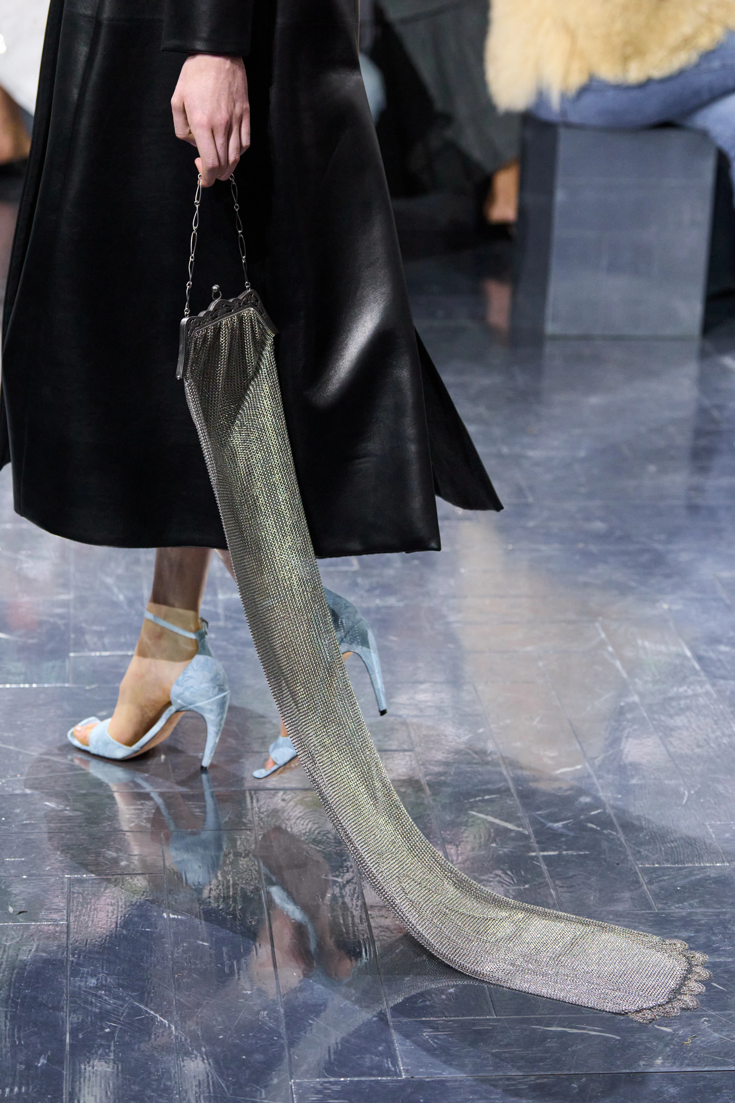 Dior знову робить трендовими незвичайні сумки.
22