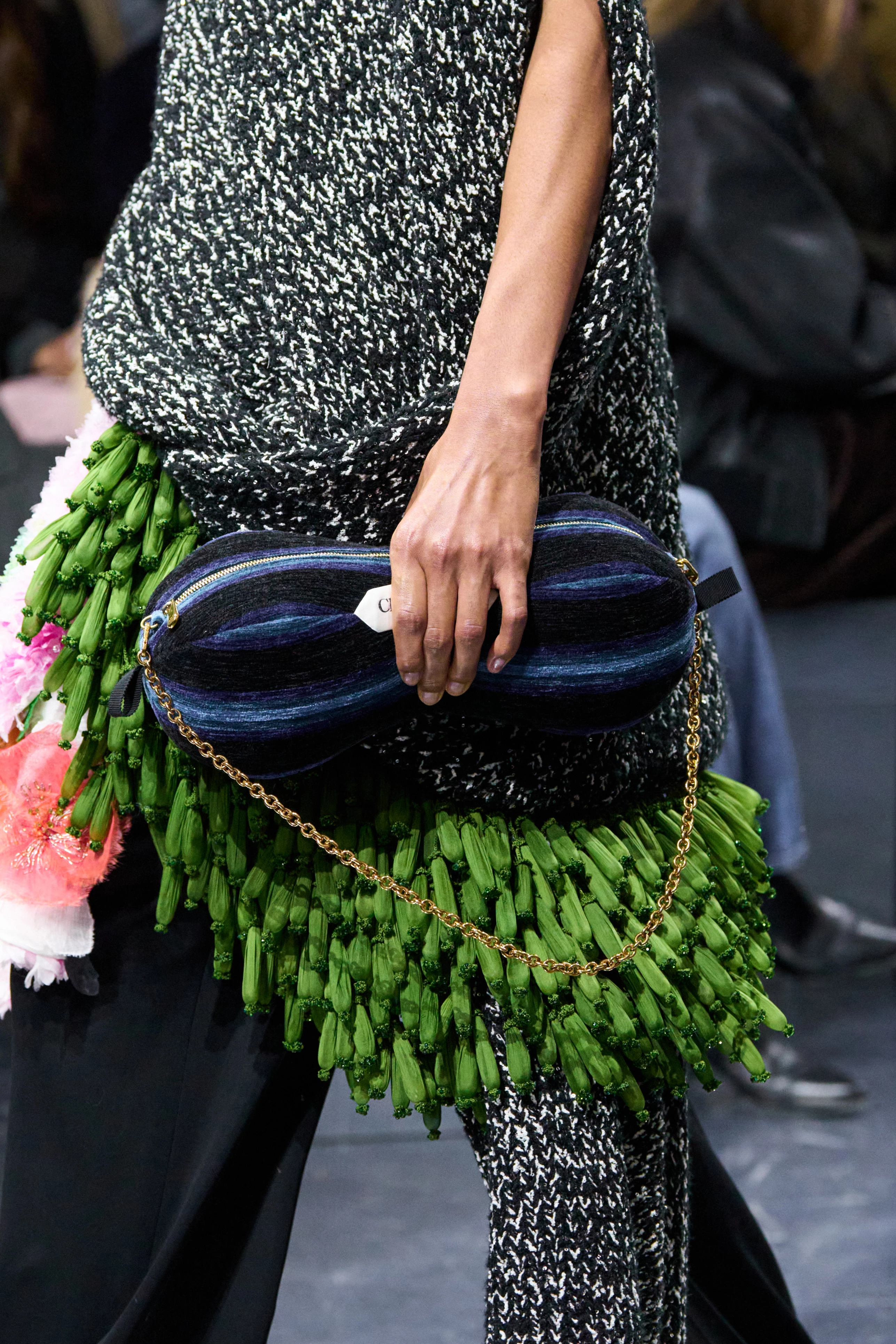 Dior знову робить трендовими незвичайні сумки.
13