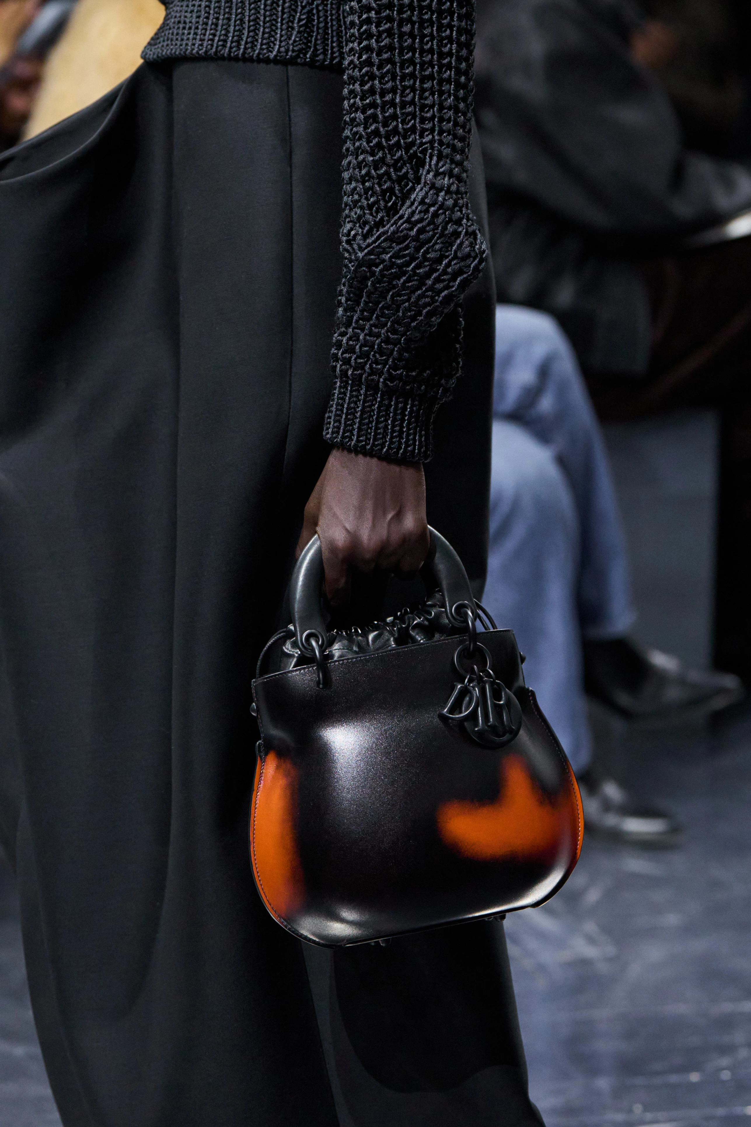 Dior знову робить трендовими незвичайні сумки.
4