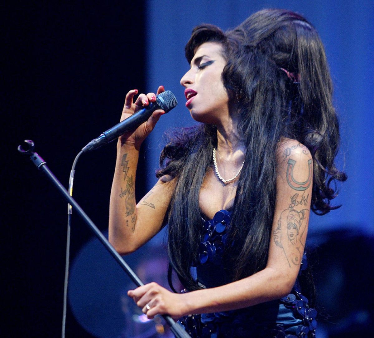 "Двічі оплакана Емі": спогади матері про легендарну співачку.
0