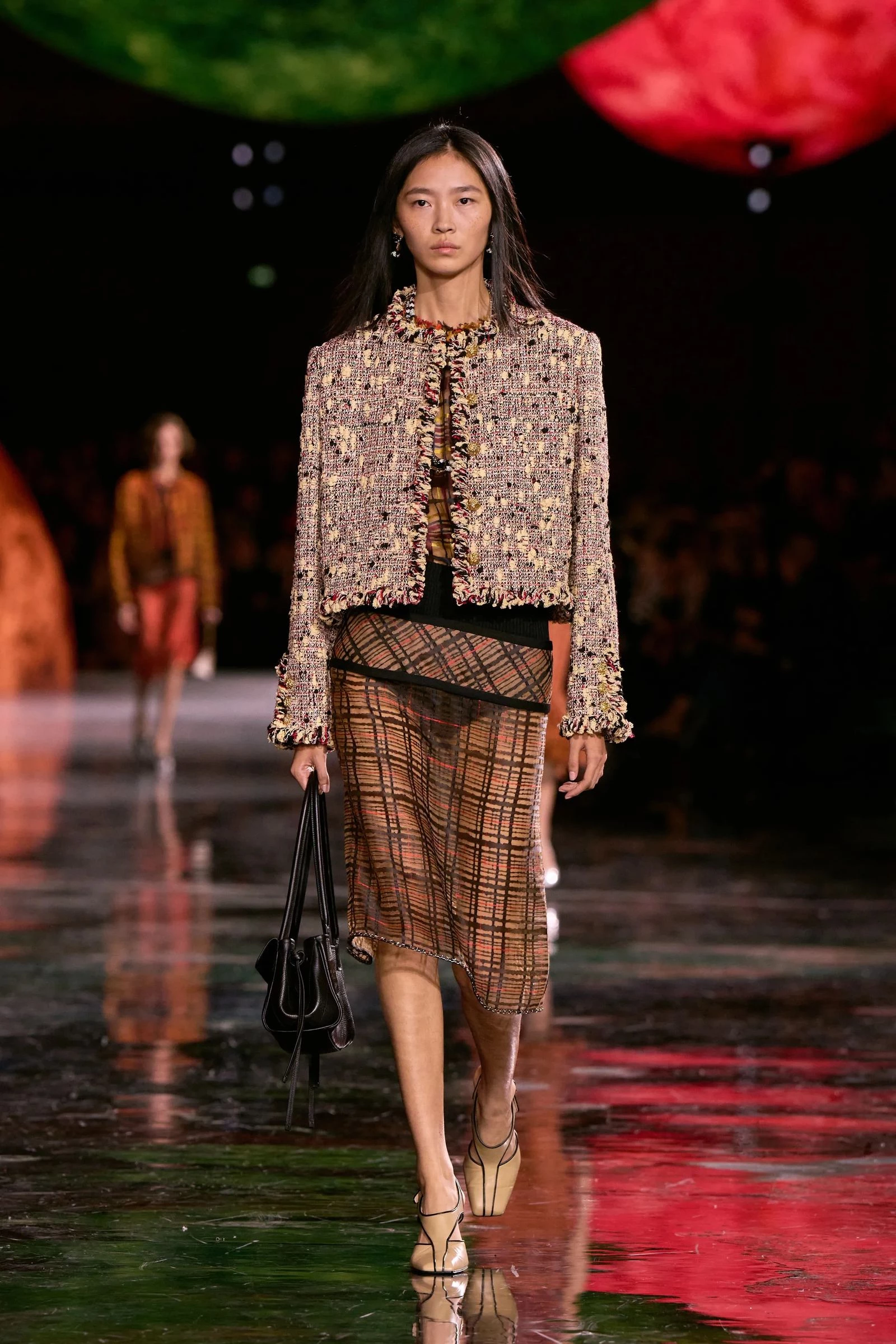 Прозора спідниця-сліп Chanel – must-have сезону 2026.
1