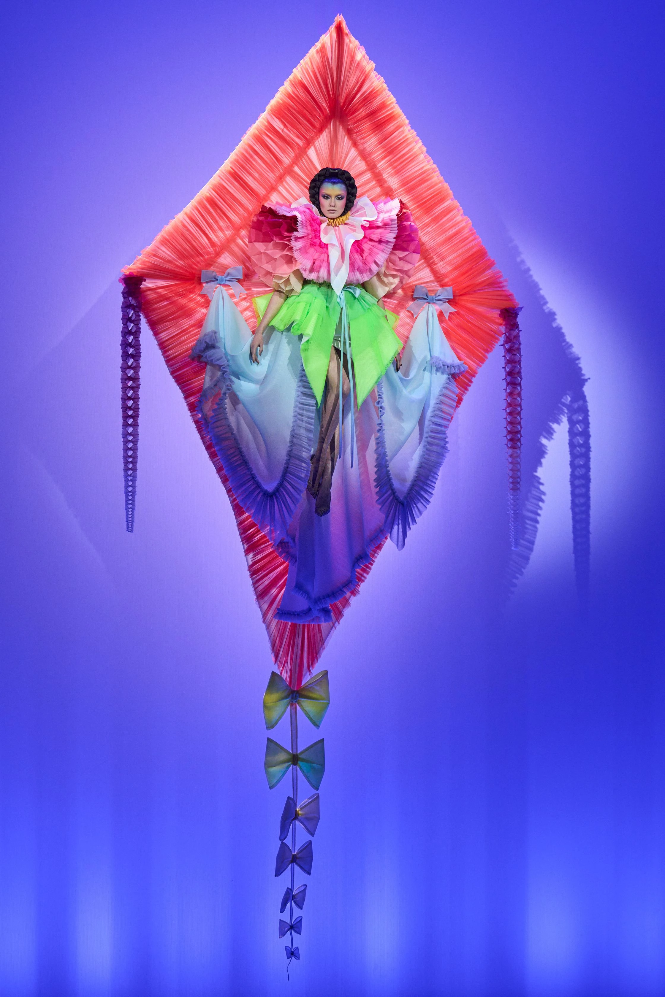 Високо вгору: Viktor & Rolf презентують свіжий кутюрний показ
9