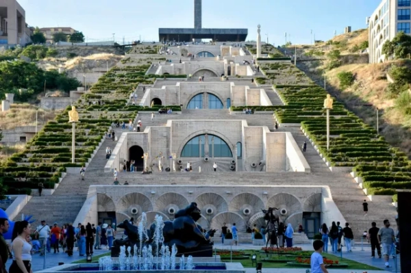 Каскадний комплекс – гігантські вапнякові сходи в Єревані, Вірменія. Вони з'єднують центр міста з районом Монументів і містять Центр мистецтв Гафесчяна.