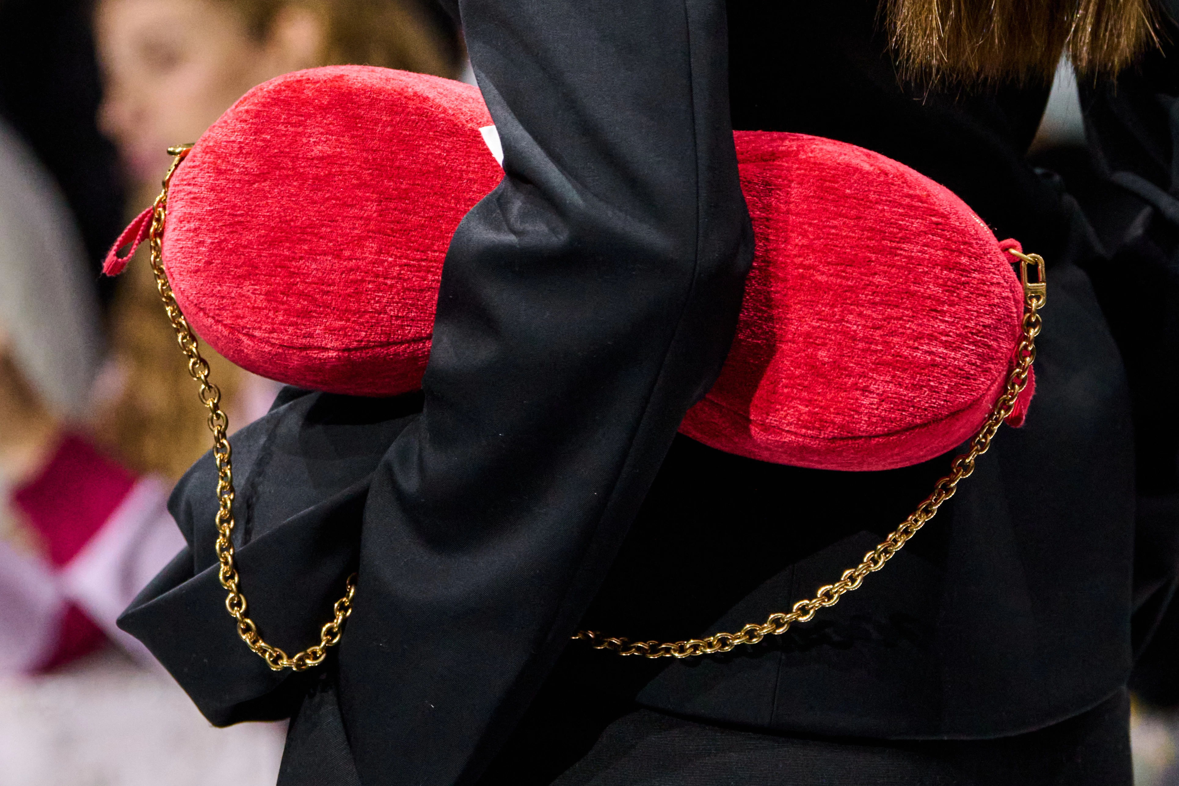 Dior знову робить трендовими незвичайні сумки.
9