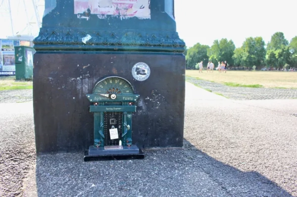 Художня інсталяція Reality Checker Dinky Door у парку Parker's Piece у Кембриджі, Англія