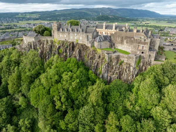 Вид з висоти пташиного польоту на замок Стерлінг, Шотландія. Кладовище. Велика Британія