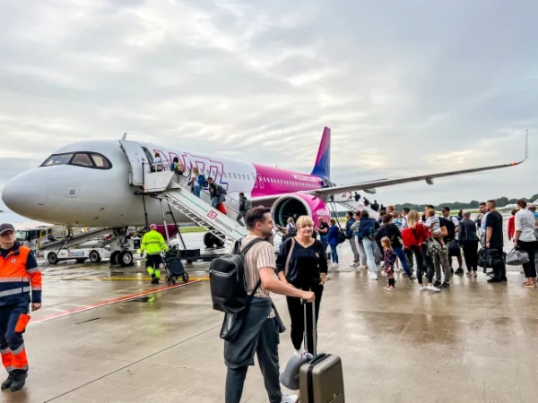 Пасажири займають свої місця на борту літака AIRBUS 320 лінії Wizzer зі злітної смуги аеропорту Катовіце-Пижовіце