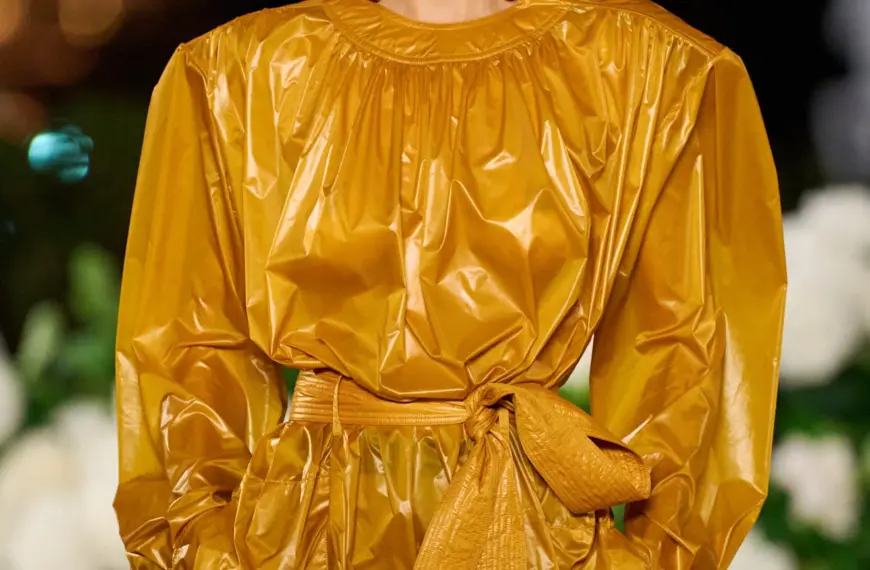 Мінімалізм відходить: великі кліпси з 80-х — must-have весни 2026