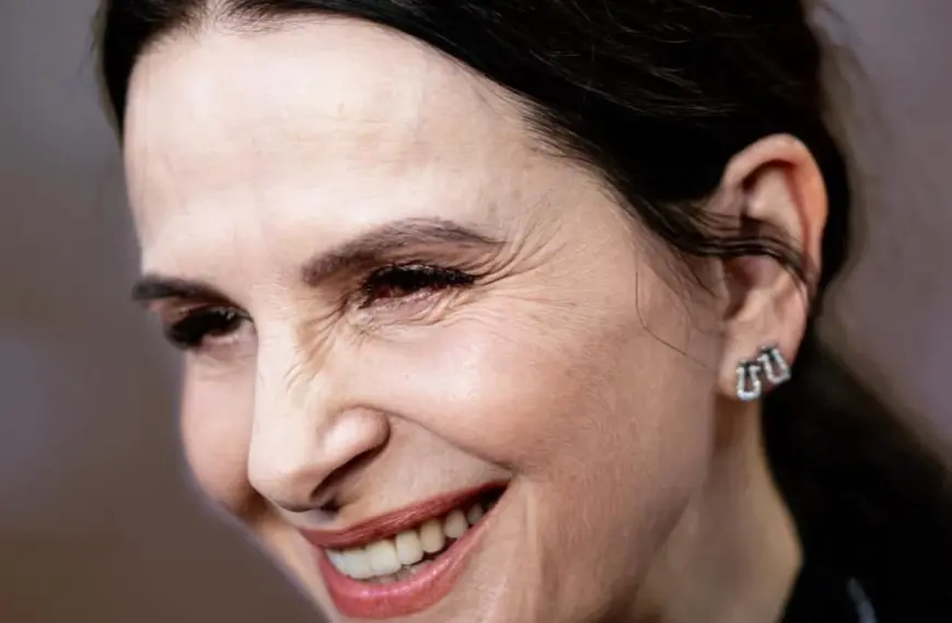 Чому ніжний макіяж погляду Жульєт Бінош – найбільш вдалий вибір після півстолітнього віку.