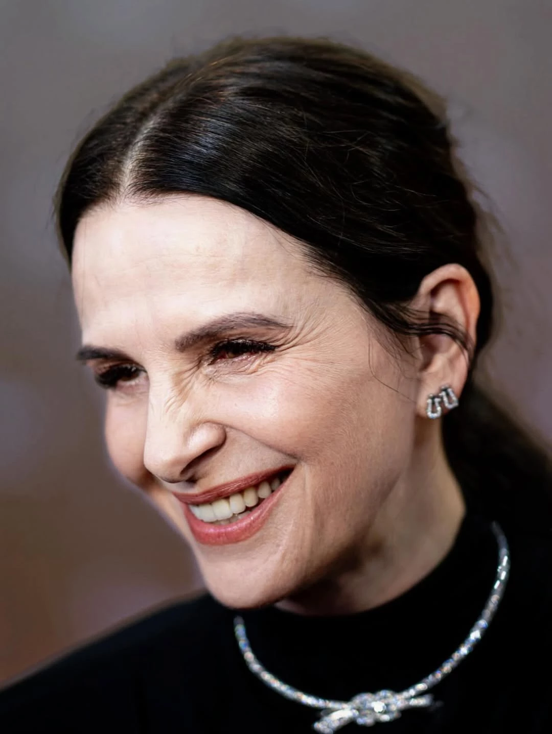 Чому ніжний макіяж погляду Жульєт Бінош – найбільш вдалий вибір після півстолітнього віку.
0