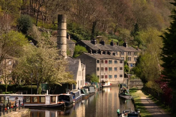 Буксирний шлях мосту Хебден з терасованими будинками з видом на канал