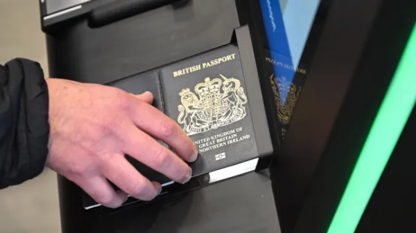 Людина, чиї паспорт сканують за допомогою кіоску Автоматизованої системи в'їзду/виїзду Європейського Союзу (EES) під час прес-презентації про впровадження нової системи в'їзду/виїзду ЄС (EES) у Євротунелі.