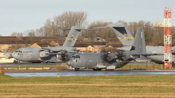 Військові літаки видно на аеродромі Королівських ВПС Ферфорд, оскільки США нарощують свою військову присутність на базі. // На фотографіях видно скупчення американських військових літаків на аеродромі Королівських ВПС на тлі зростання геополітичної напруженості. Ферфорд вже давно приймає персонал ВПС США, але очевидці кажуть, що останніми днями спостерігається різке зростання активності. Серед літаків, помічених нещодавно, є щонайменше два Globemaster III, включаючи ті, що зазвичай розміщені на базах США у Вашингтоні та Південній Кароліні. Фото опубліковано 07/01/2026. Фото опубліковано 07/01/2026.