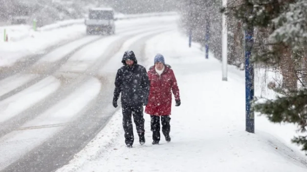 Люди ходять по снігу в Авіморі, оскільки сильний снігопад продовжує завдавати збоїв у багатьох районах Хайлендс. Фото: Пол Кемпбелл/PA Wire